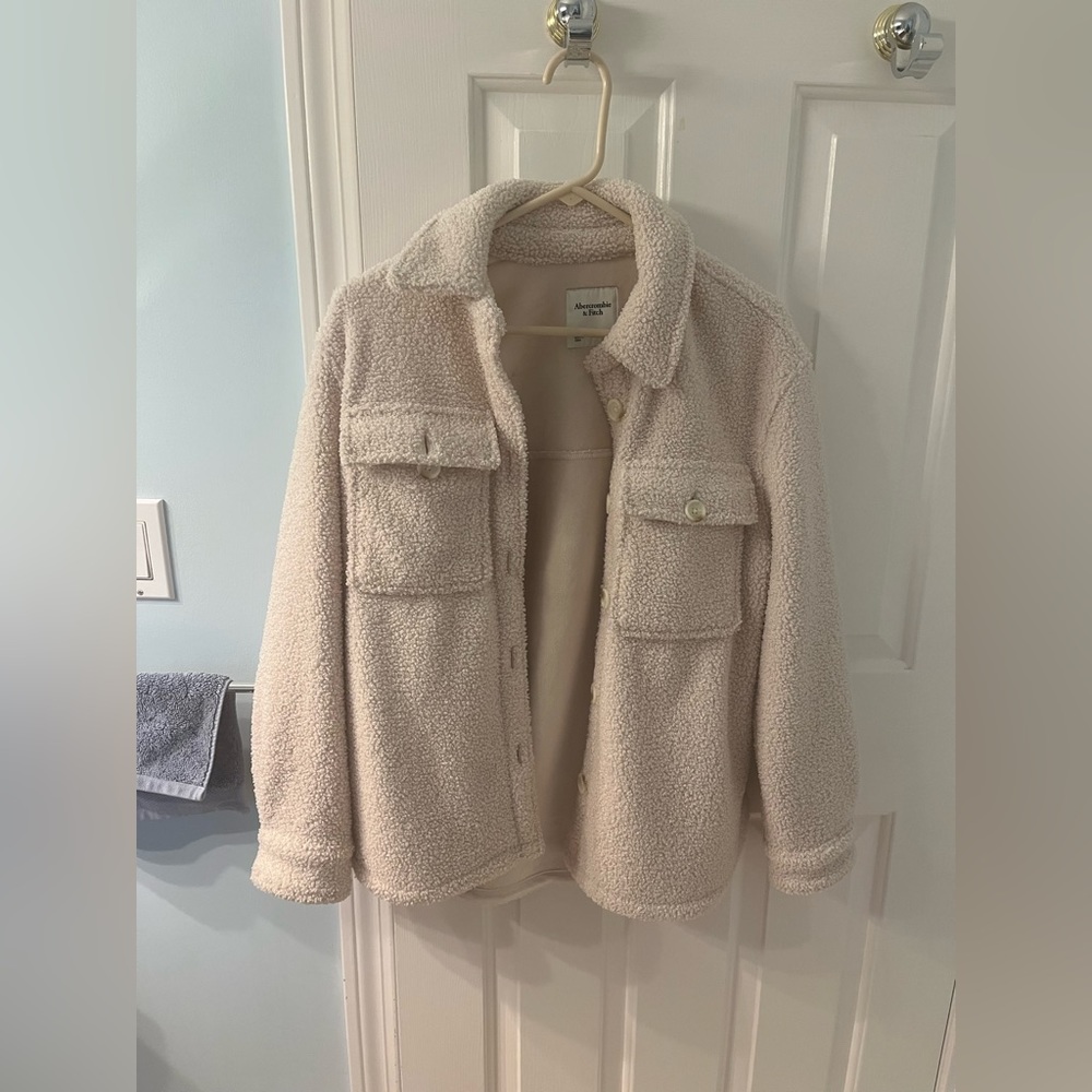 Abercrombie XS/S cream/beige colored fleece coat / shacket
